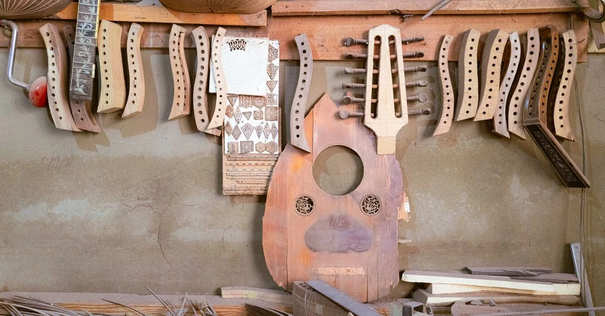 Pièces et outils d'instruments de musique faits à la main dans un atelier de luthier.
